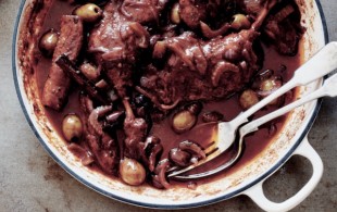 Duck casserole with red wine, cinnamon and olives