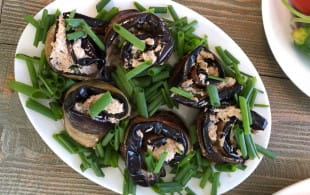 Aubergines with walnut sauce and amber wine