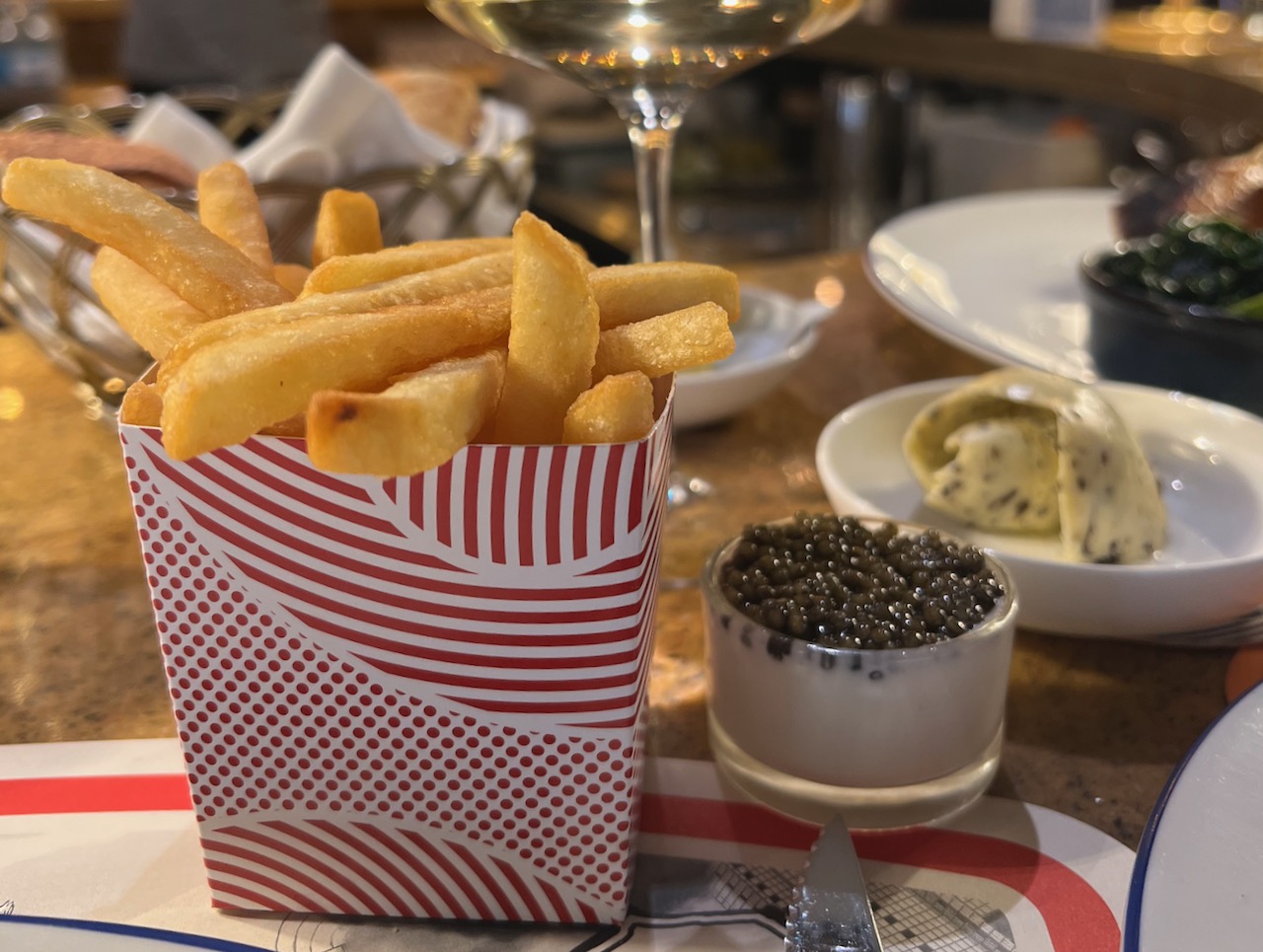 Chips with caviar dip and champagne